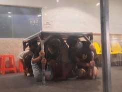 高雄科工館中,學生體驗九二一地震屋,感受七級地震威力。