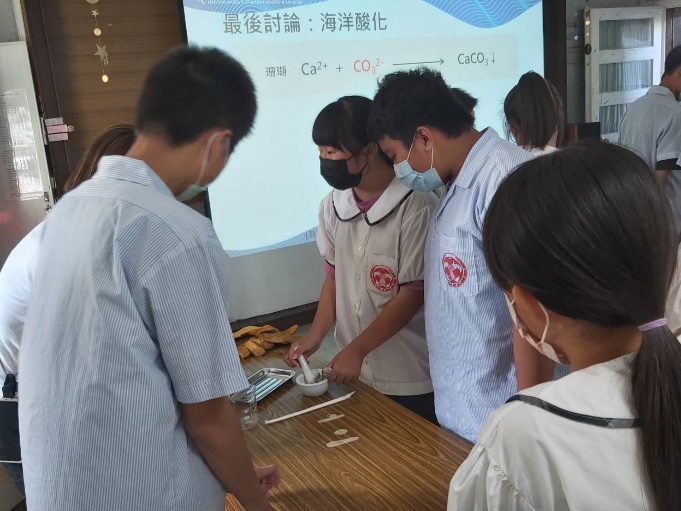 海洋酸化實驗,利用搗碎的珊瑚形成鈣,加入水後,透過吹氣產生二氧化碳