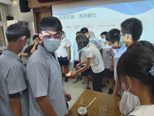海洋酸化實驗,利用搗碎的珊瑚形成鈣,加入水後,透過吹氣產生二氧化碳