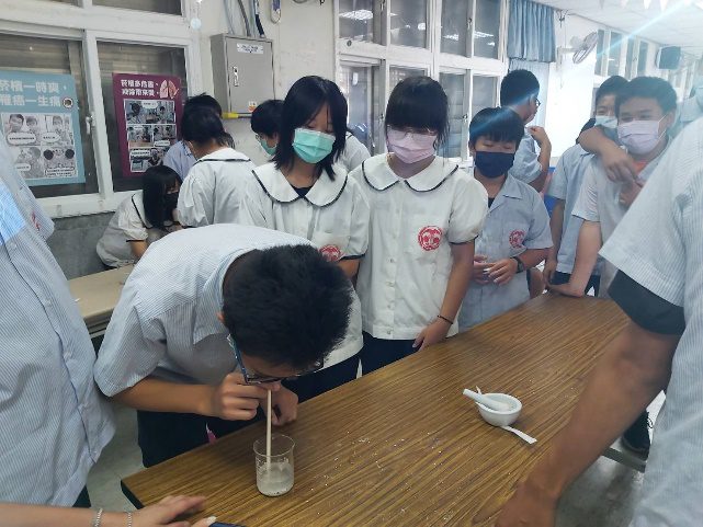 海洋酸化實驗,利用搗碎的珊瑚形成鈣,加入水後,透過吹氣產生二氧化碳