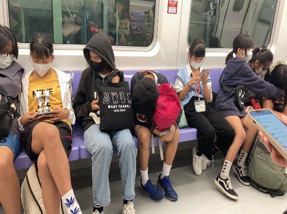 搭乘不同種類且台東沒有的大眾運輸工具,讓學生體驗多種運輸工具的不同之處。