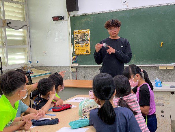 船長手中拿著的是傳統漁法-鰹竿釣所使用的假餌,據傳是由日本傳入台灣的傳統技法,自從民國62後就已漸漸失傳。
