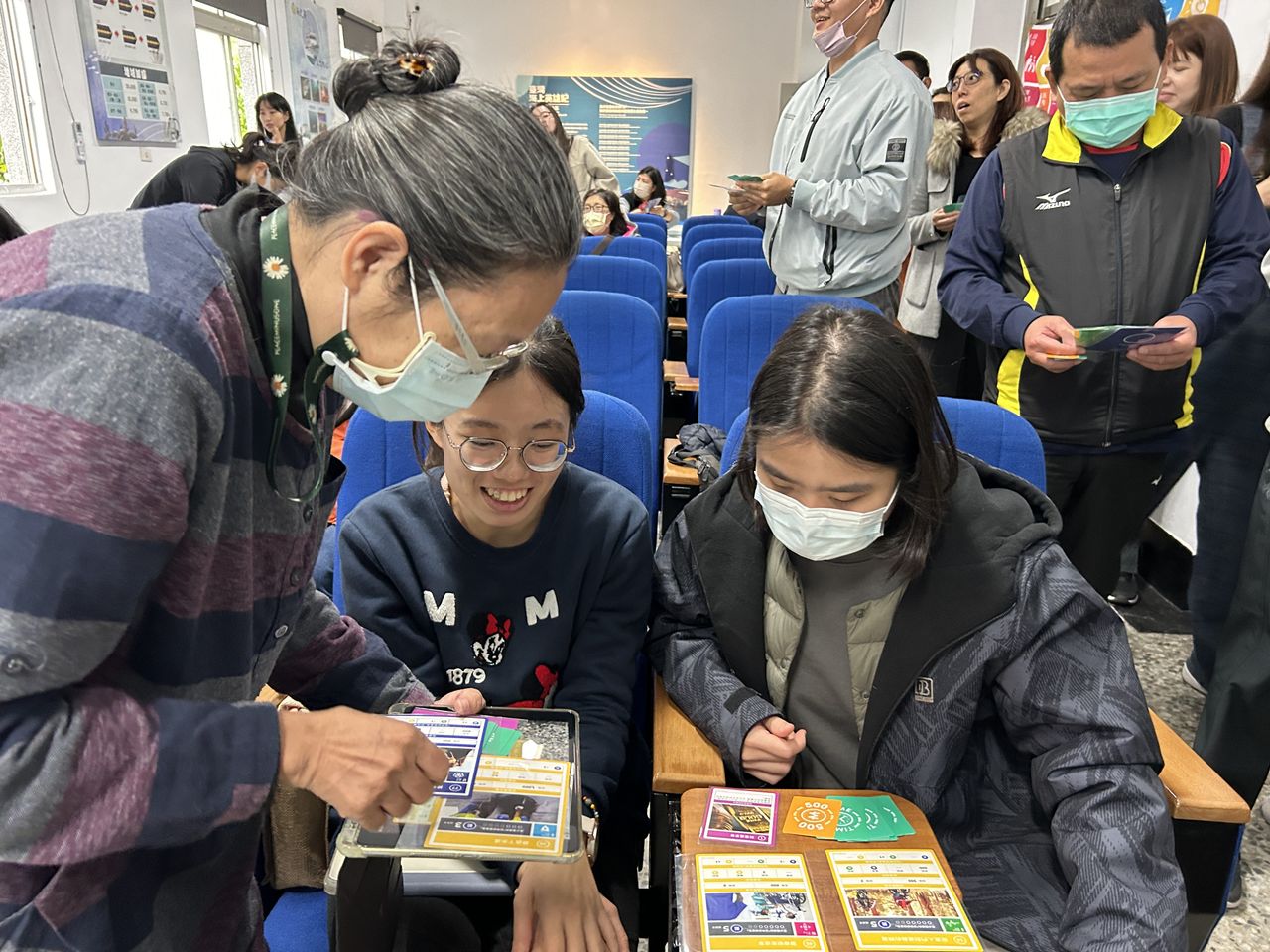 遊戲中各小組進行交易及討論