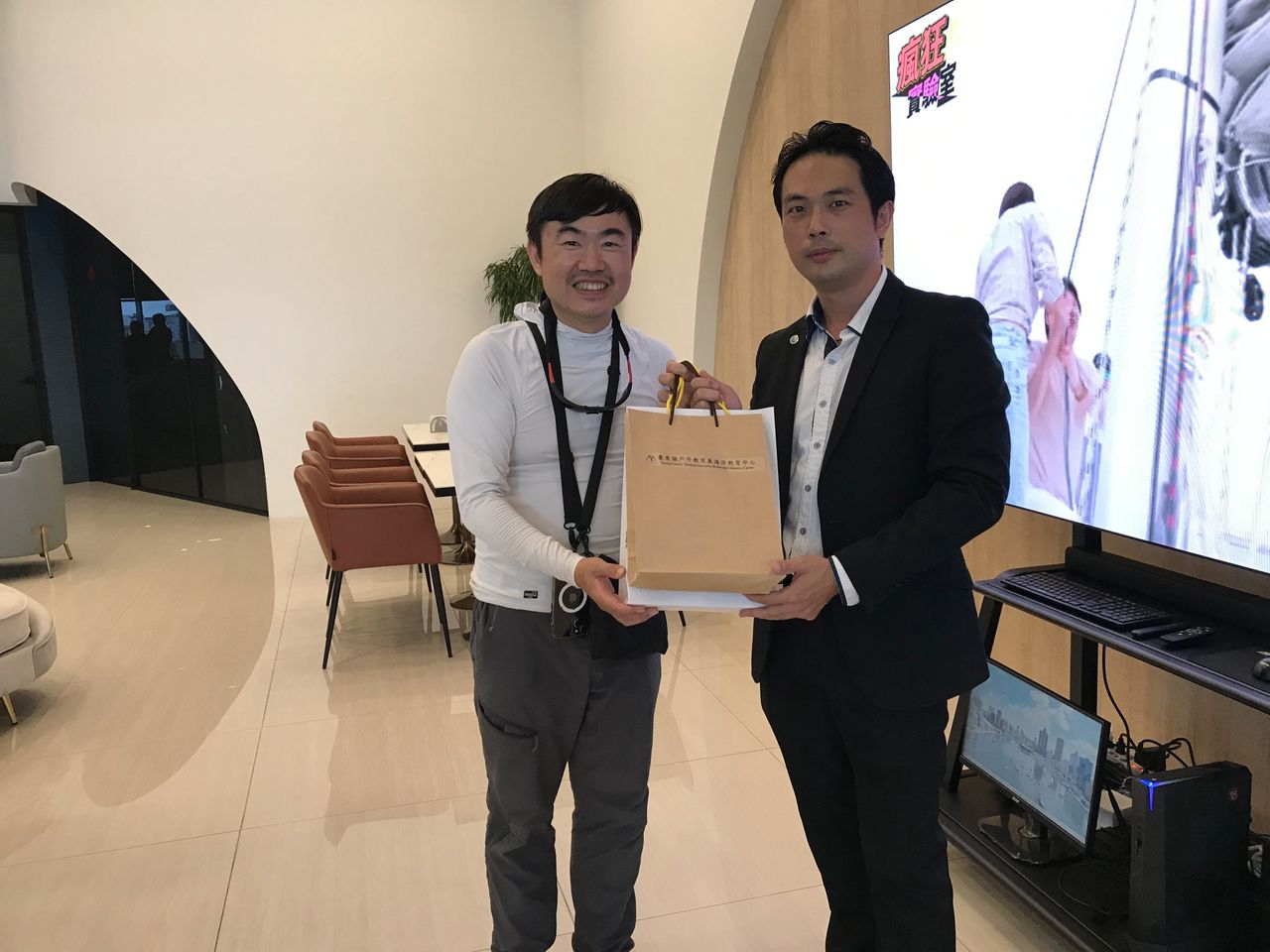 致贈禮品給亞果董事