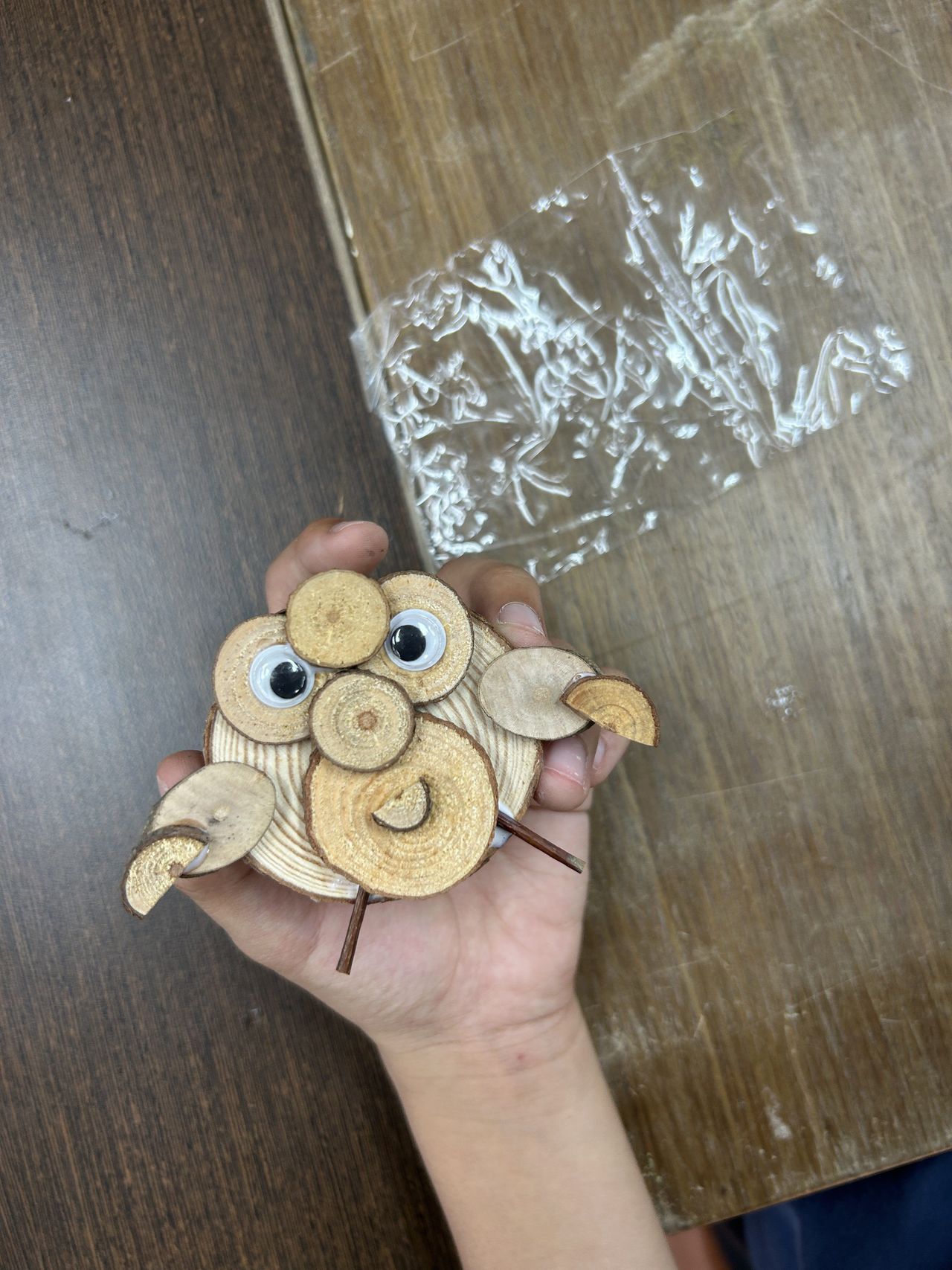 手作木製裝飾品。