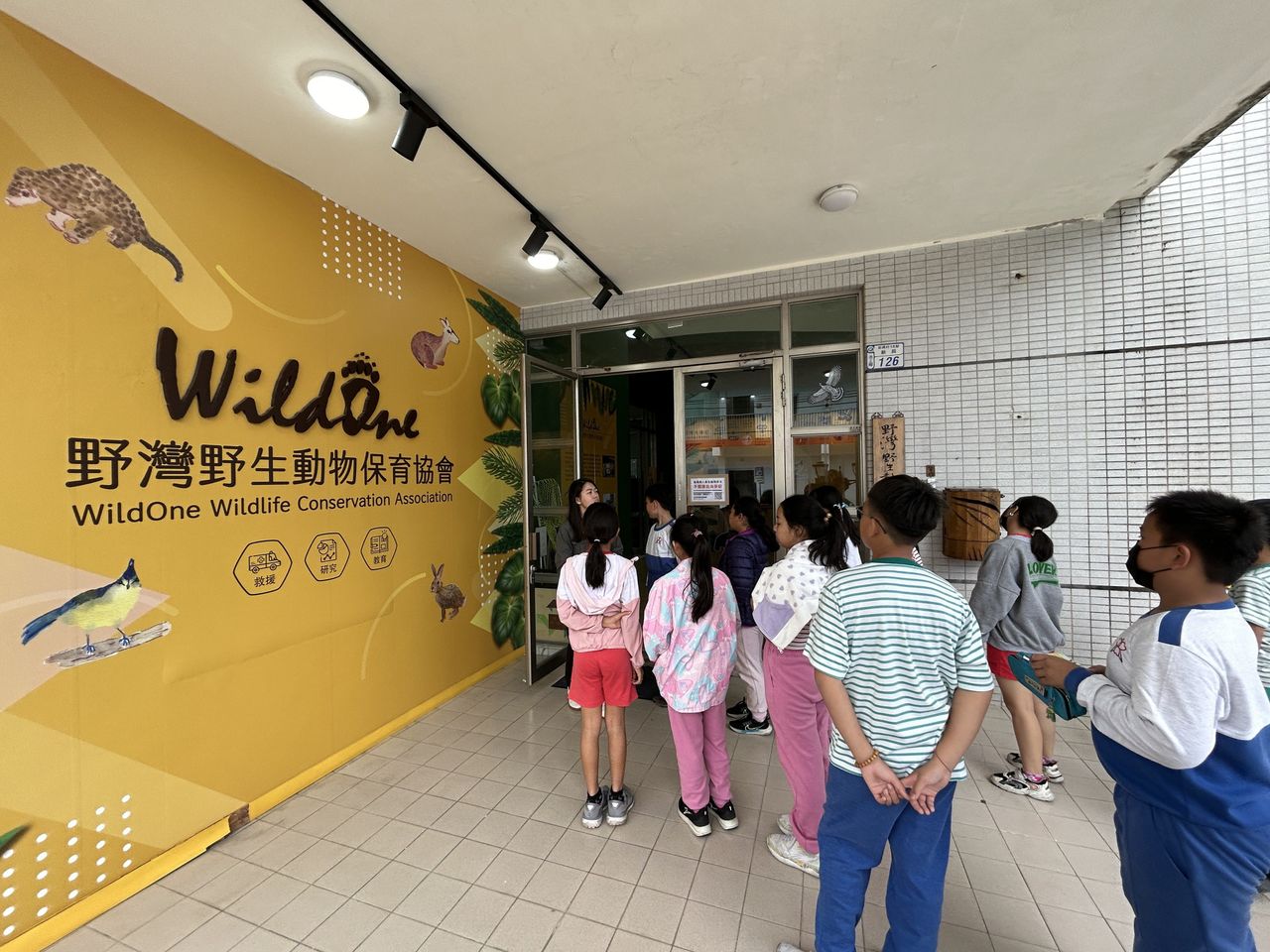 進醫院前宣導輕聲細語。