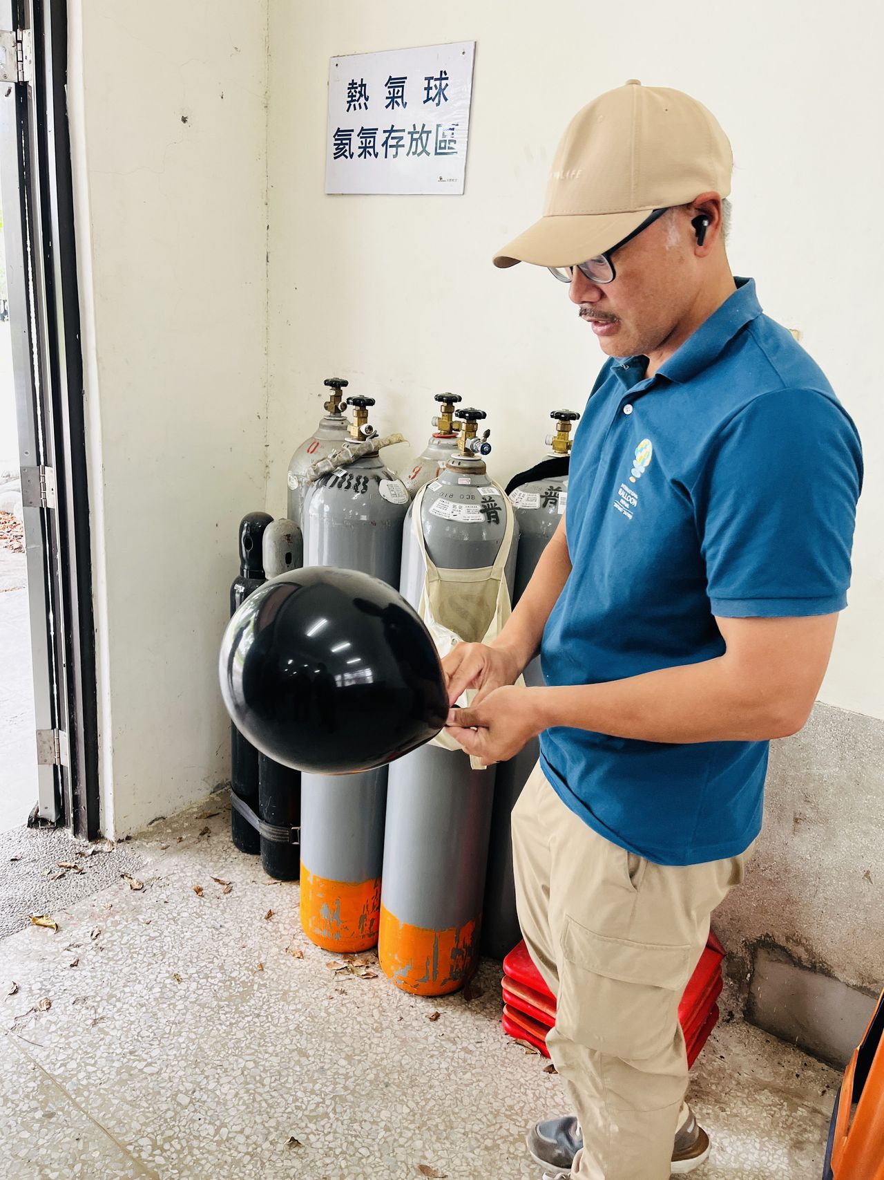 飛行前施放氮氣球觀察風向