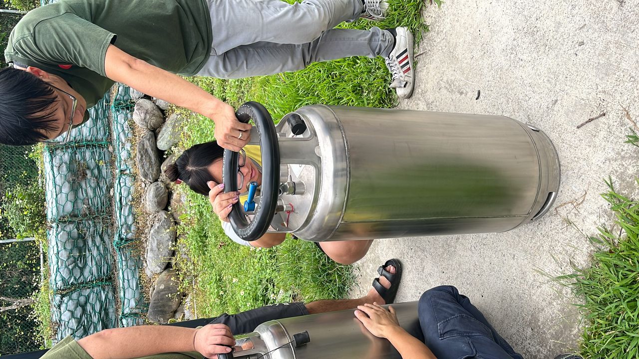 檢查丙烷燃料瓶