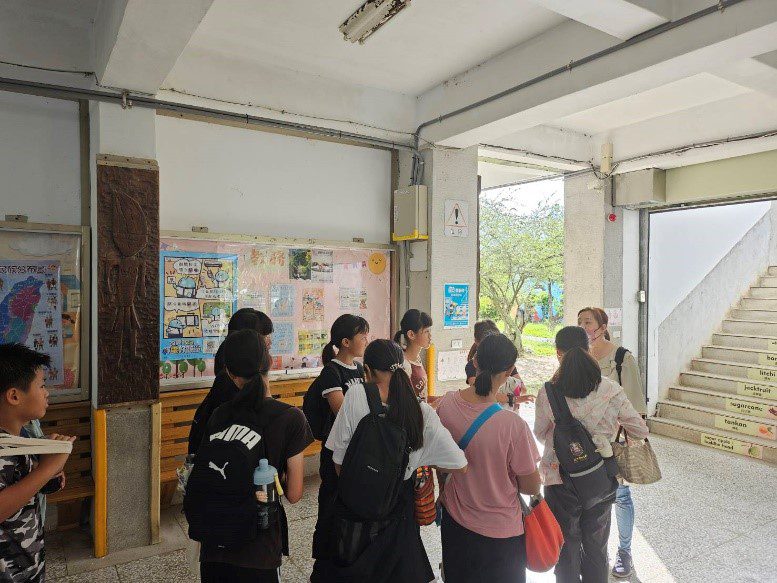 行前說明達魯瑪克文化園區注意事項,提醒文化包容與彼此尊重的重要性