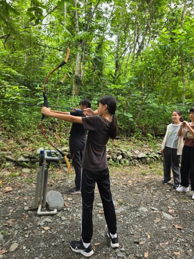 講解採集與打獵的不同與涵義,射箭課程體驗