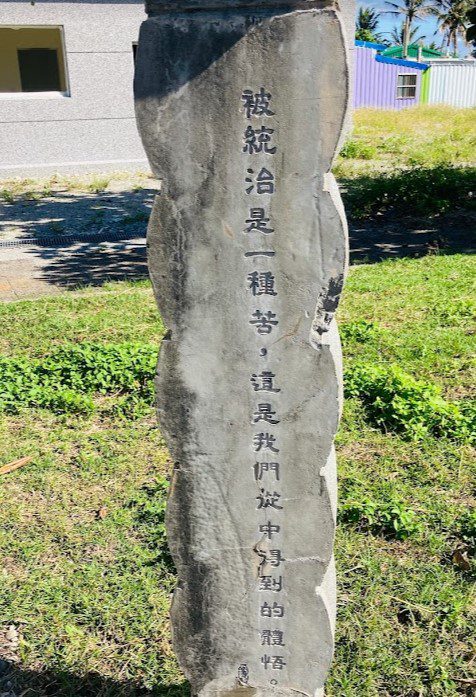 石柱上刻有不同的故事敘述