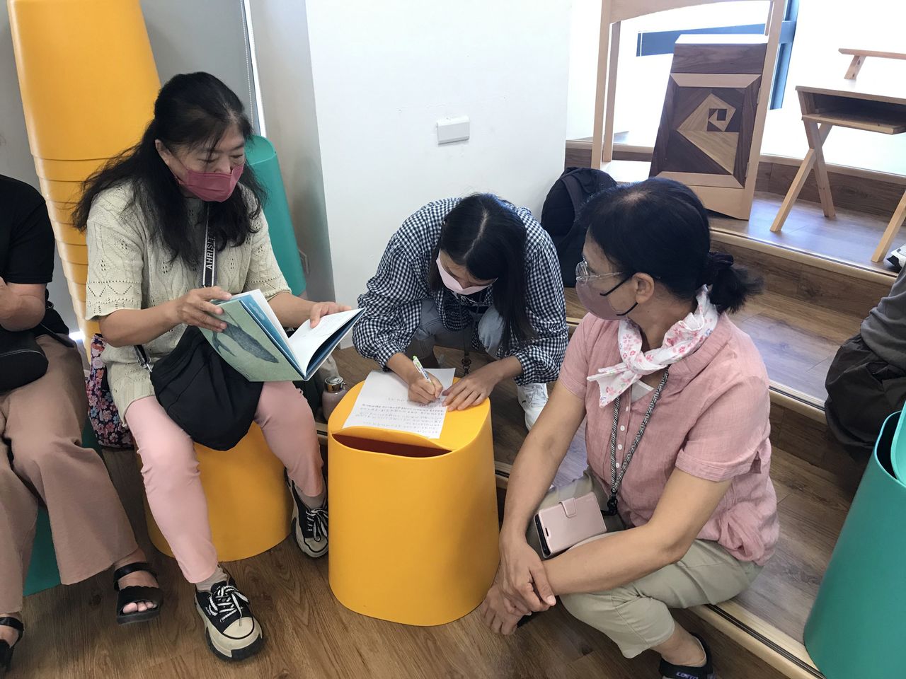 繪本創作技巧-閱讀繪本並擷取個人直覺,互相分享及討論