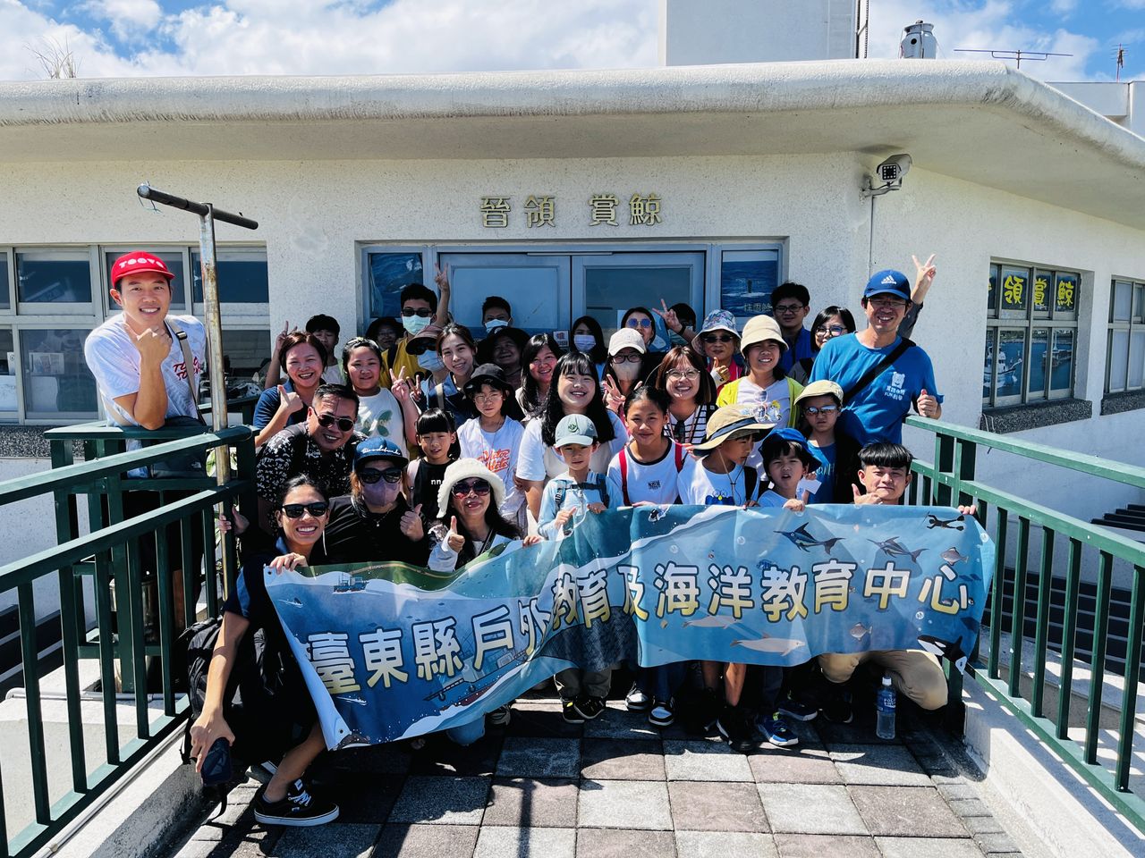 晉領號候船室前大合照