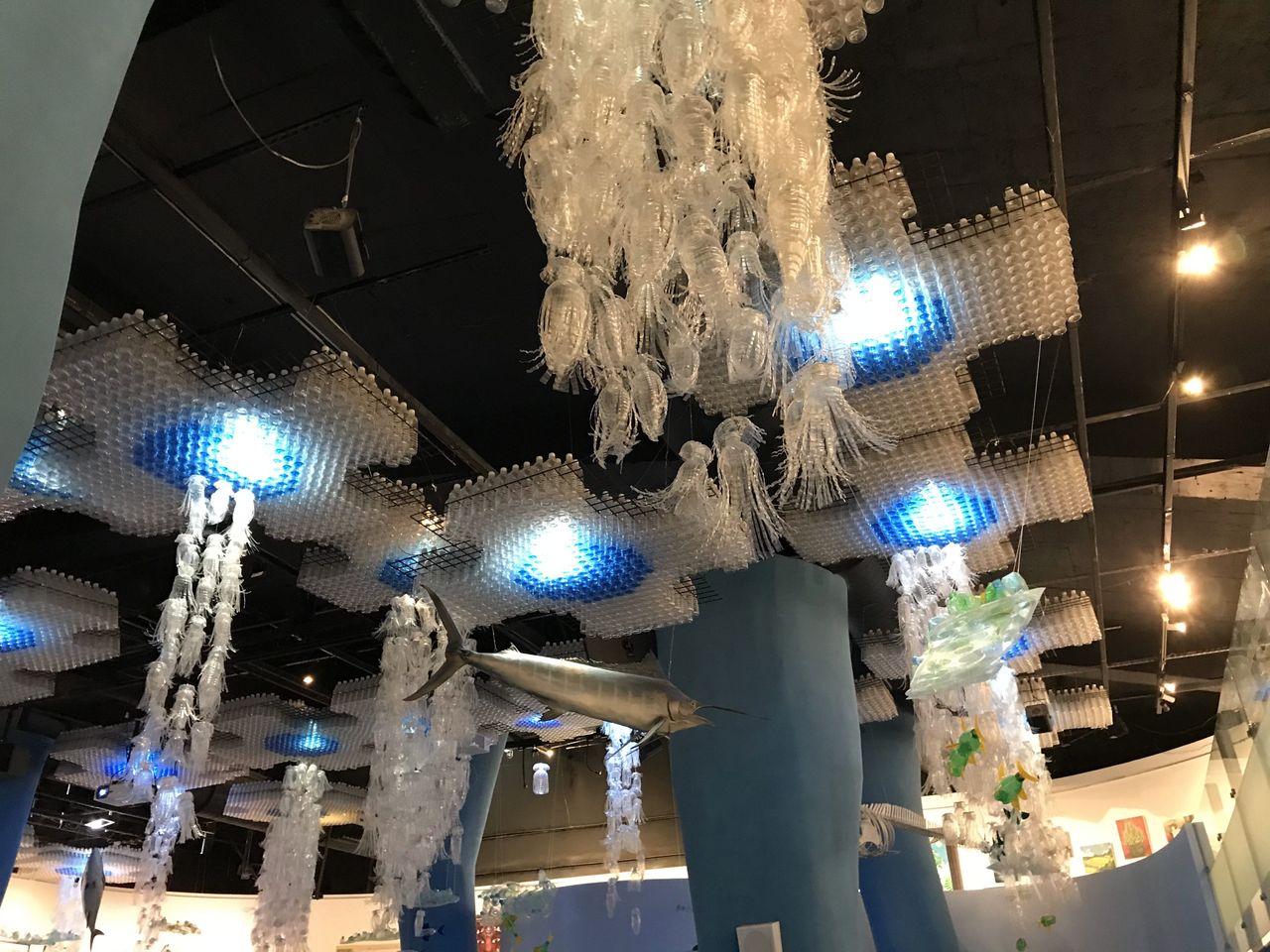 展覽空間上方藝術品。