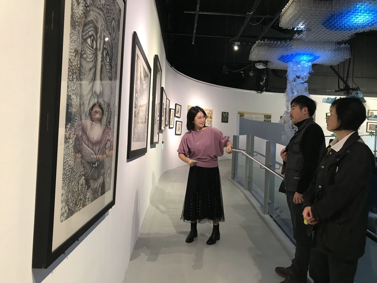 三樓目前展出的是楊慕仁藝術家繪畫展。