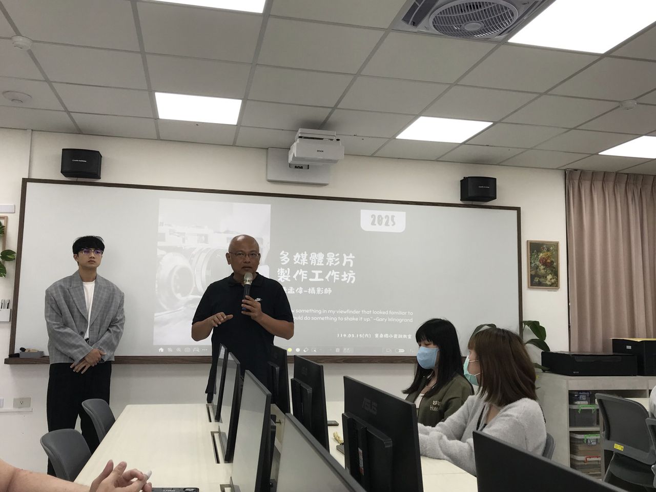 召集人開場。