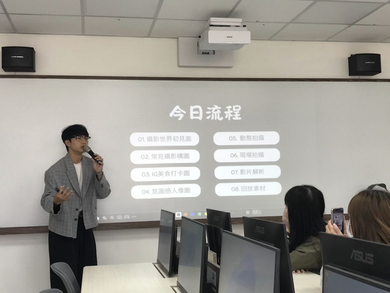 陳孟偉老師進行今日課程說明。