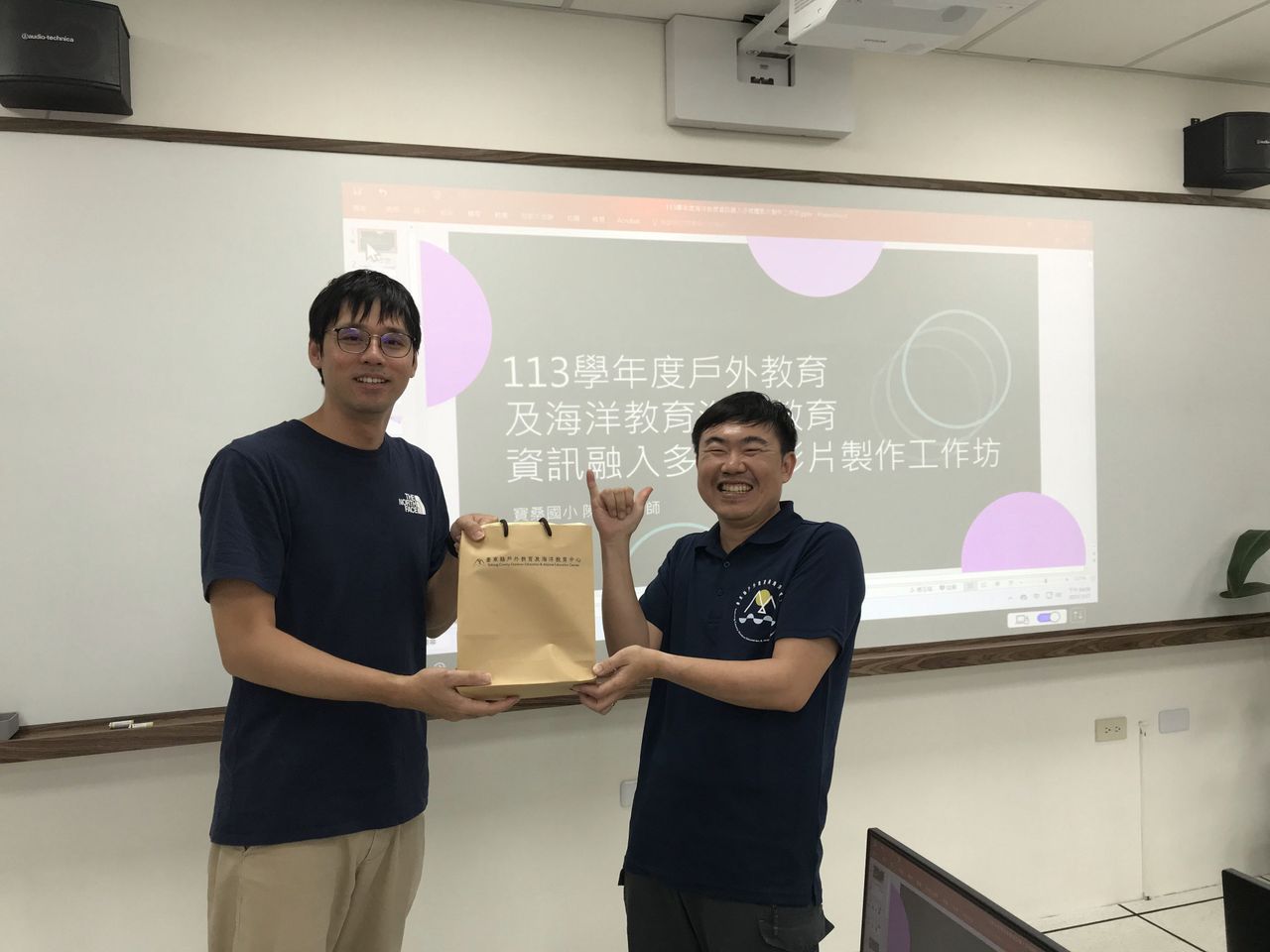 致贈講師禮品。