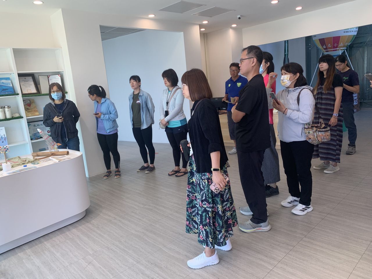 環保局黃厚嘉環境教師進行方舟館1樓導覽
