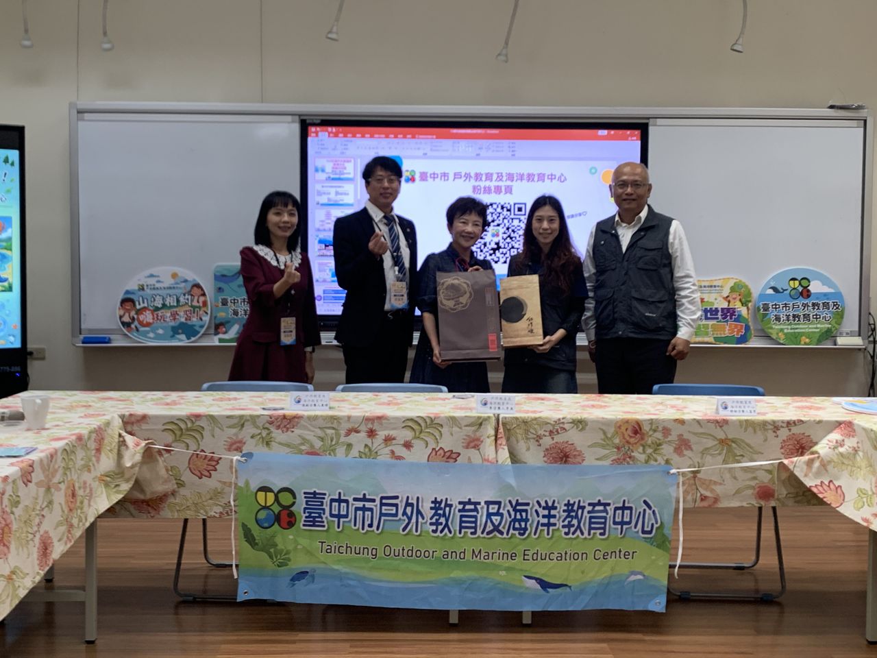 由科長、召集人致贈感謝狀,並互贈禮品。