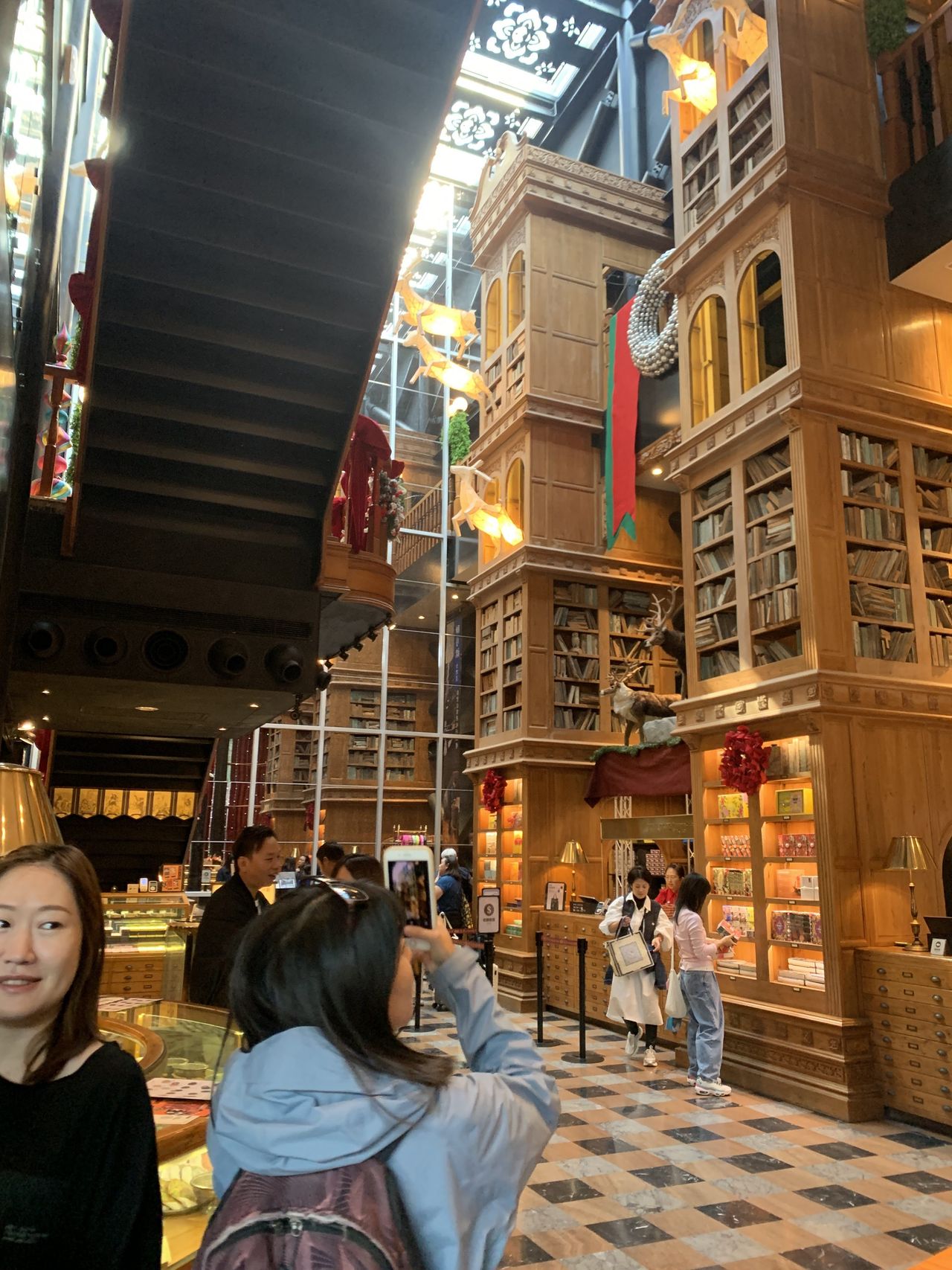 宮原眼科建築內部挑高設計。