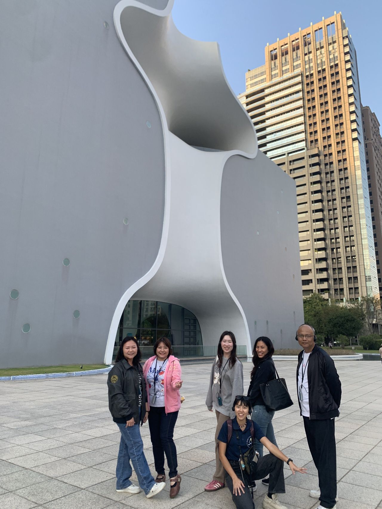 與歌劇院建築物仿生設計特色結構合影。