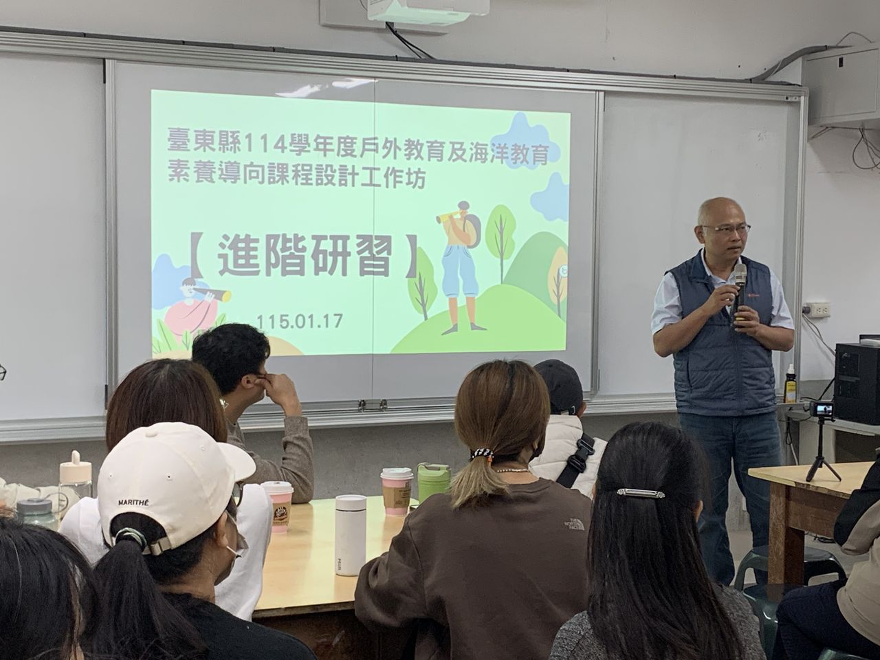 中心召集人致詞開場。
