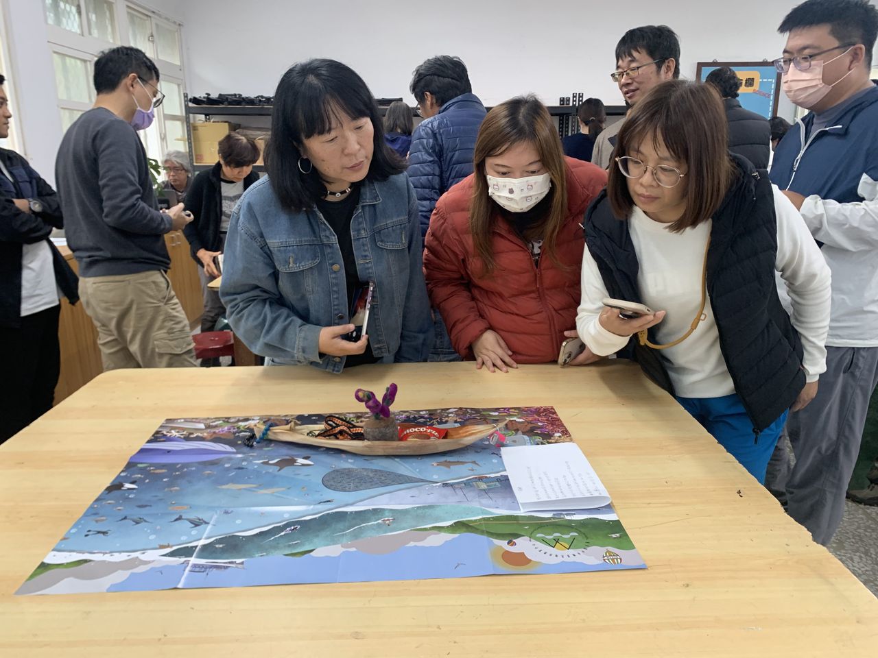 互相欣賞各組作品。