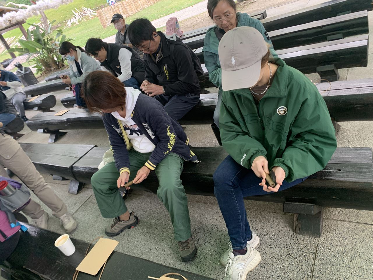 用砂紙磨竹笛使其外觀平整。
