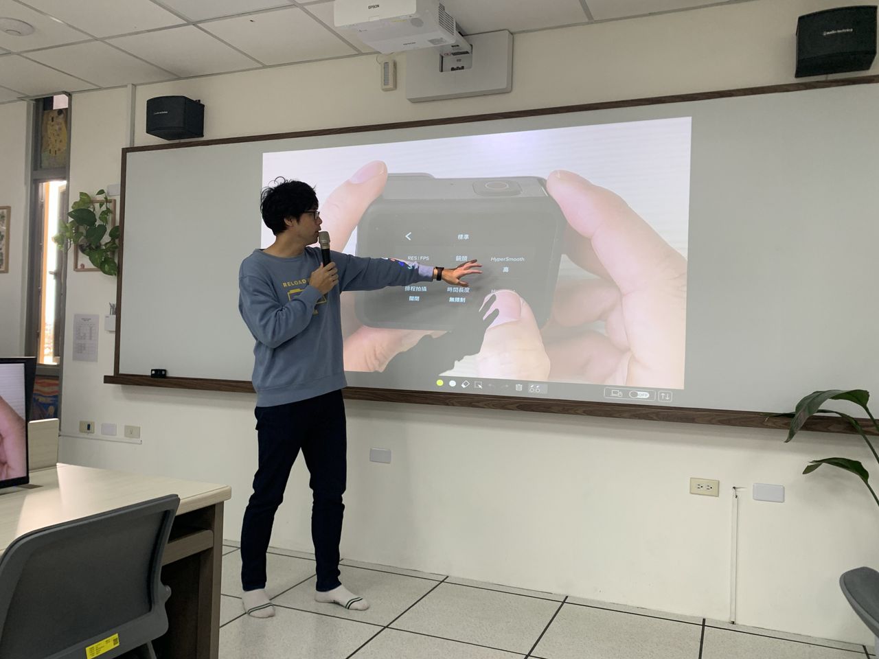 講師進行Gopro設備操作介紹。