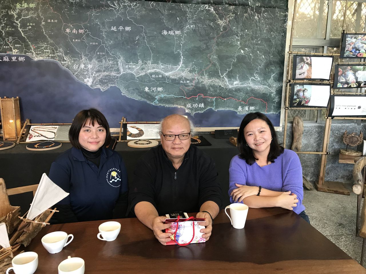 致贈工坊負責人莊老師伴手禮並合影。