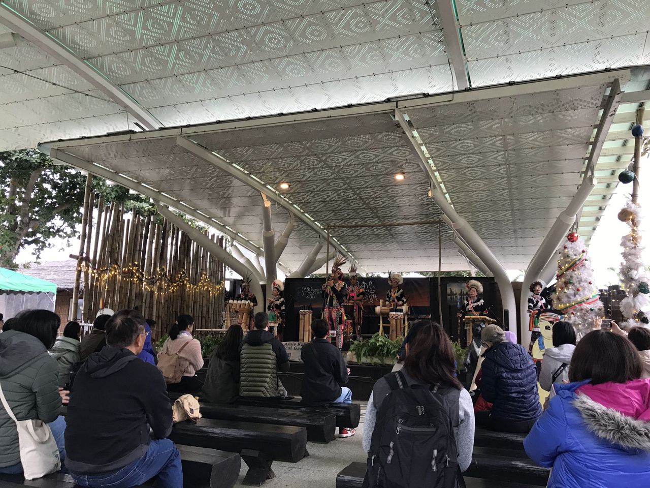 欣賞Amis旮亙樂團表演。