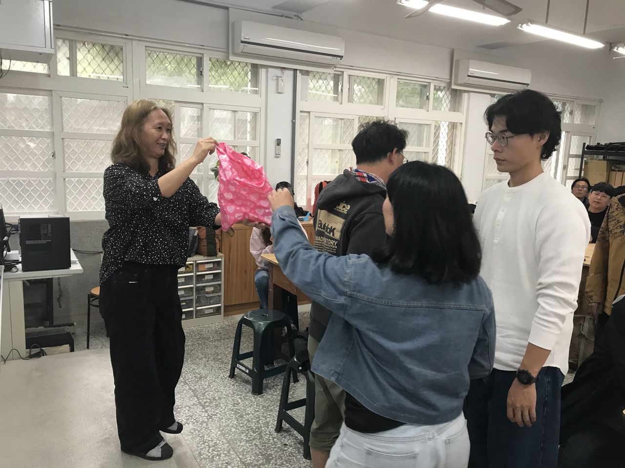 學員上來抽取創作素材。