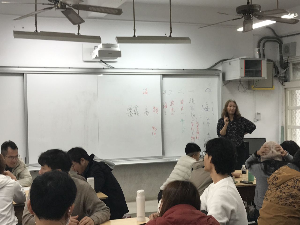 講師進行創作引導。