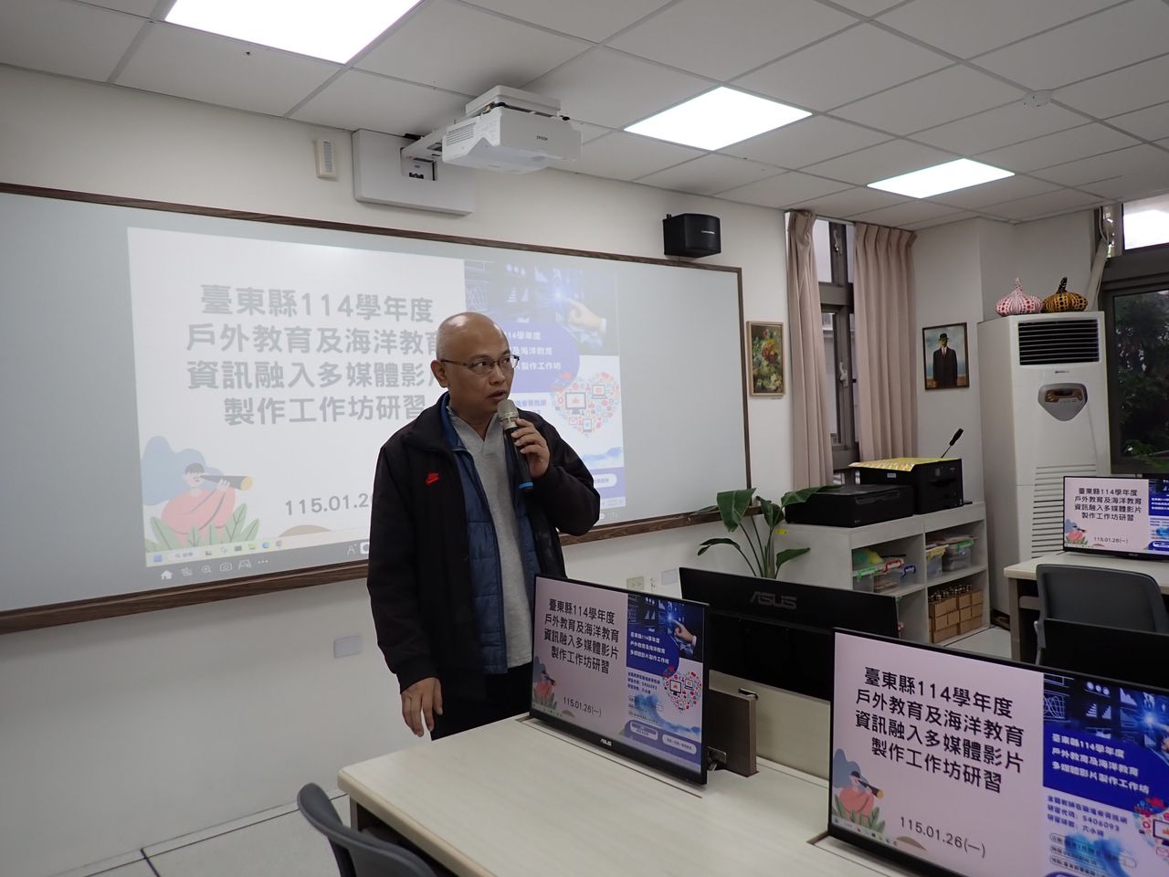 中心召集人致詞開場。