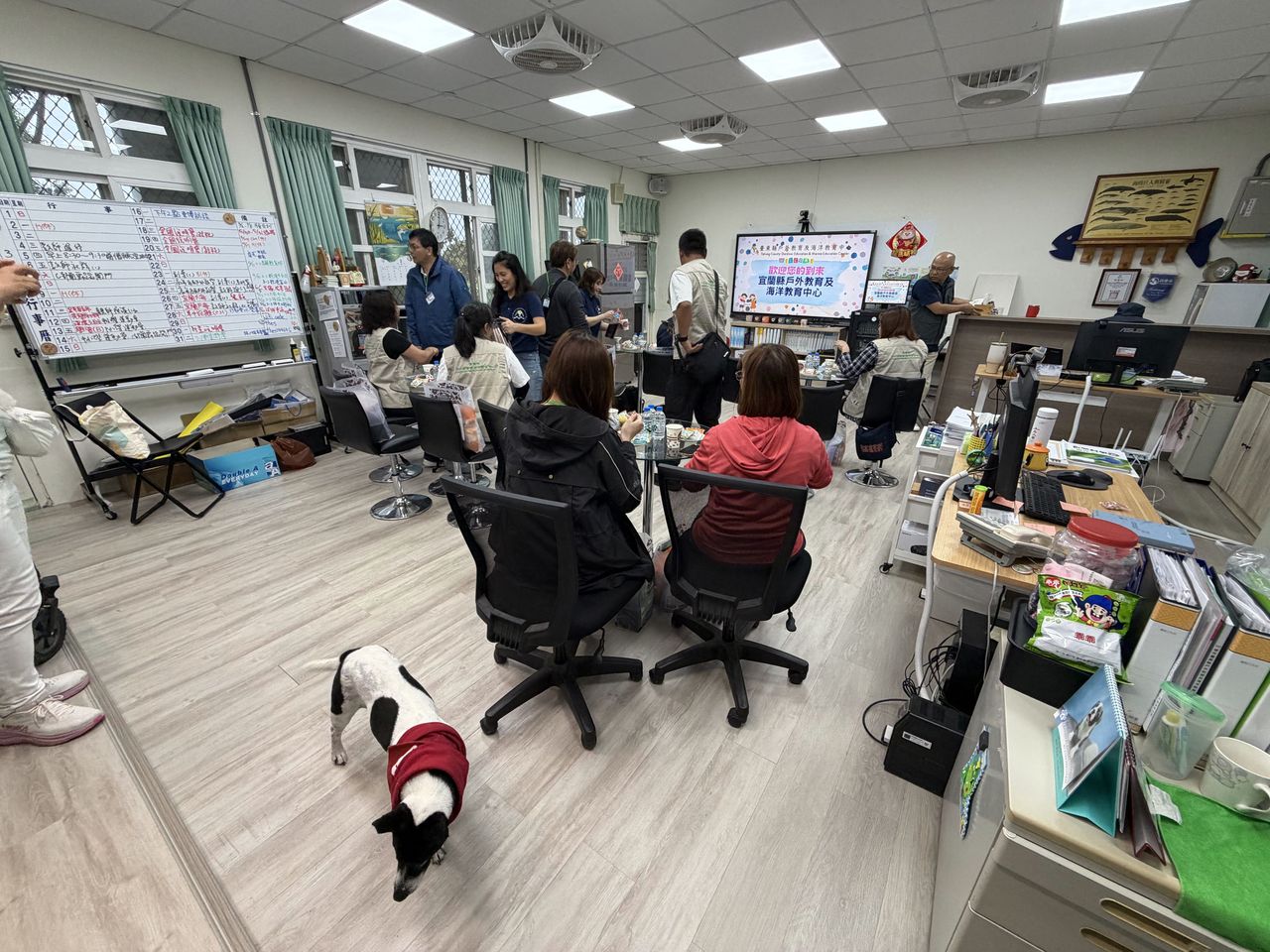 來賓參觀戶海辦公室。