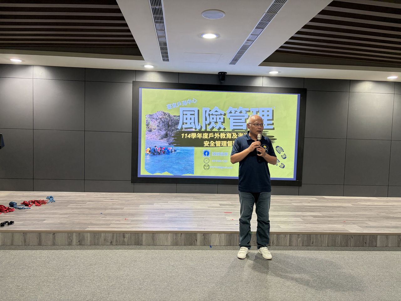 中心召集人致詞開場。